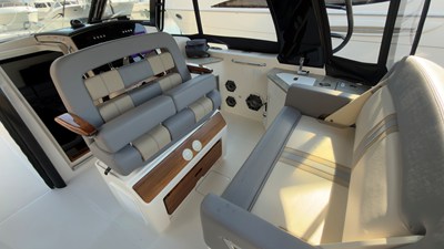 Boston Whaler 350 REALM 36 2025 Boston Whaler 350 REALM 37