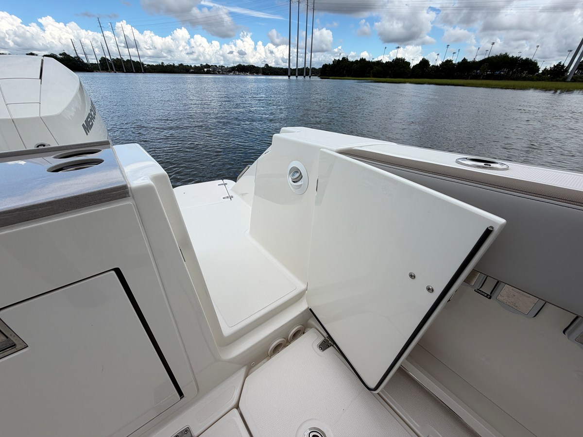 2026 Boston Whaler 330 Vantage 8