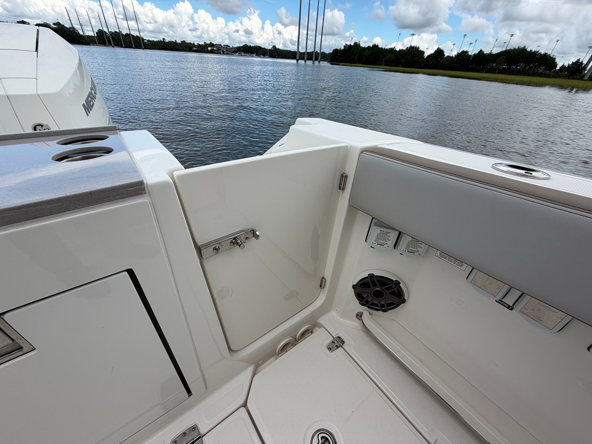 2026 Boston Whaler 330 Vantage 9