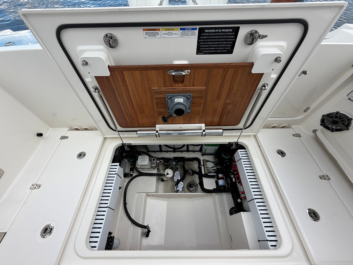 2026 Boston Whaler 330 Vantage 11