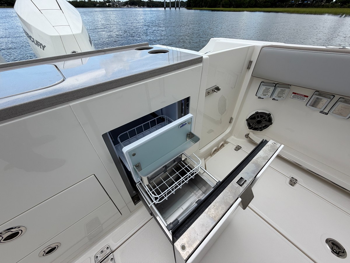 2026 Boston Whaler 330 Vantage 14