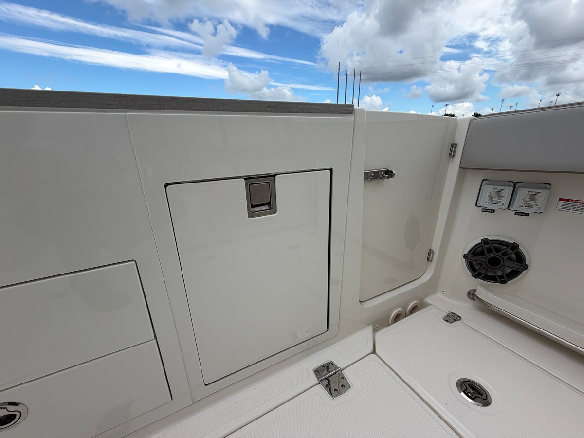 2026 Boston Whaler 330 Vantage 15