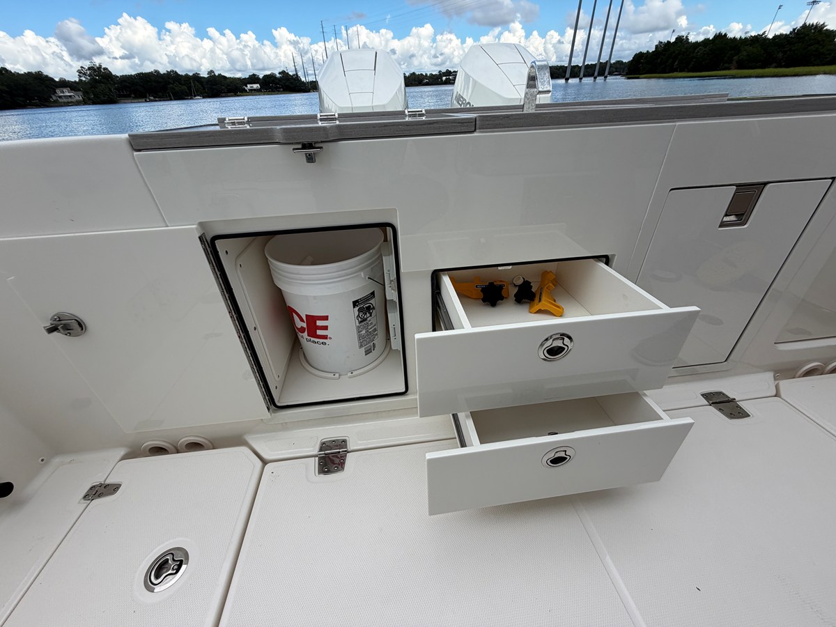 2026 Boston Whaler 330 Vantage 19