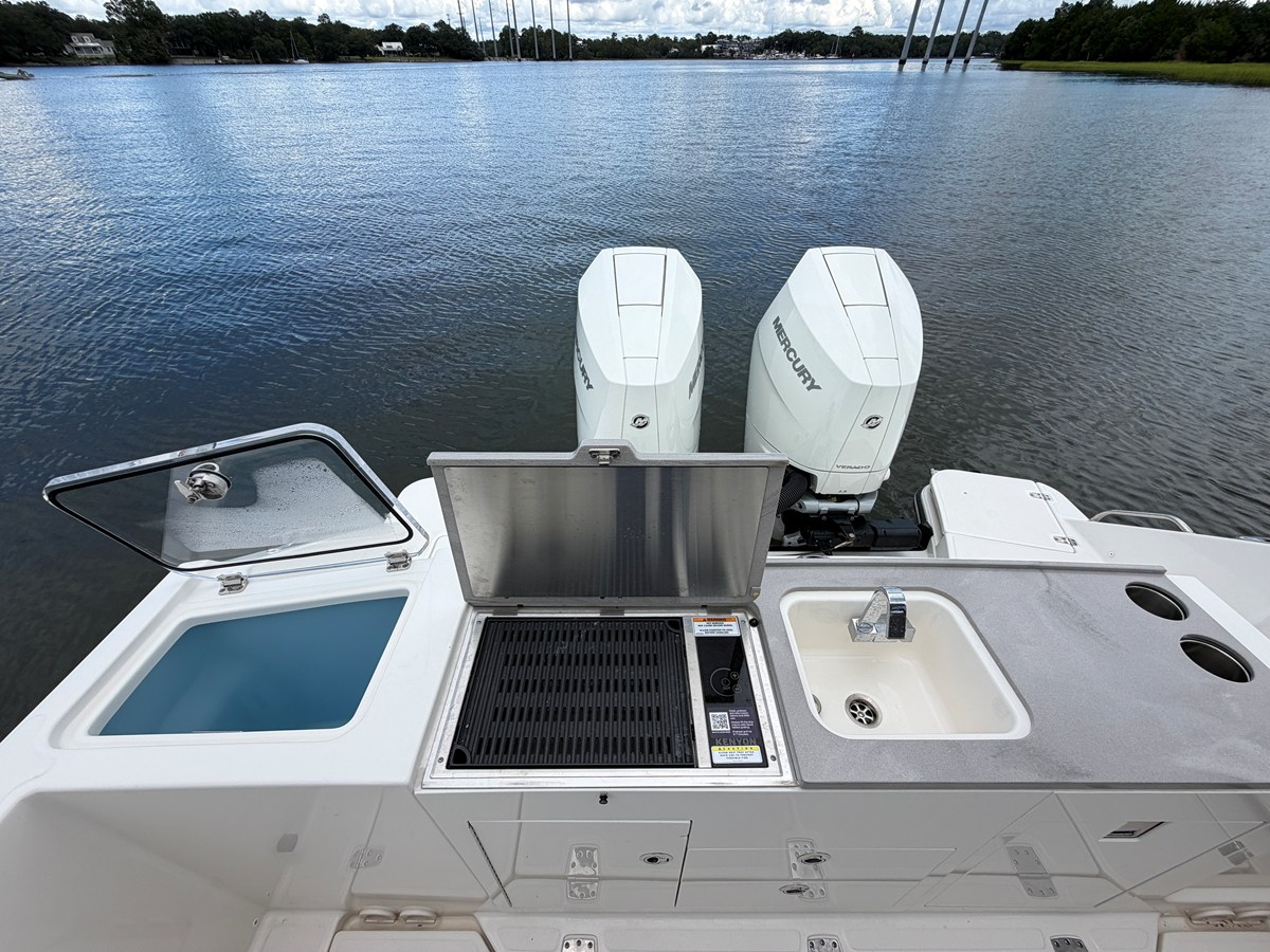 2026 Boston Whaler 330 Vantage 21