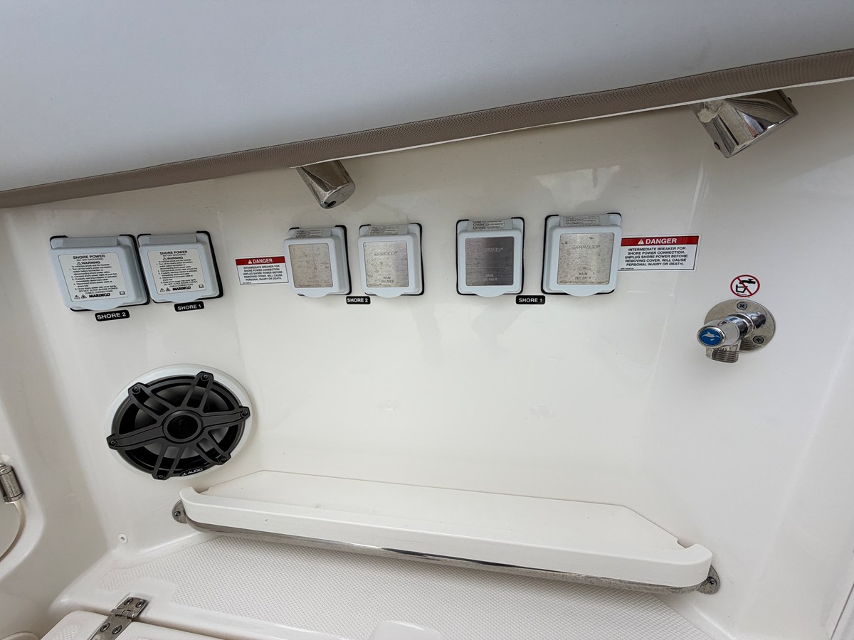 2026 Boston Whaler 330 Vantage 22