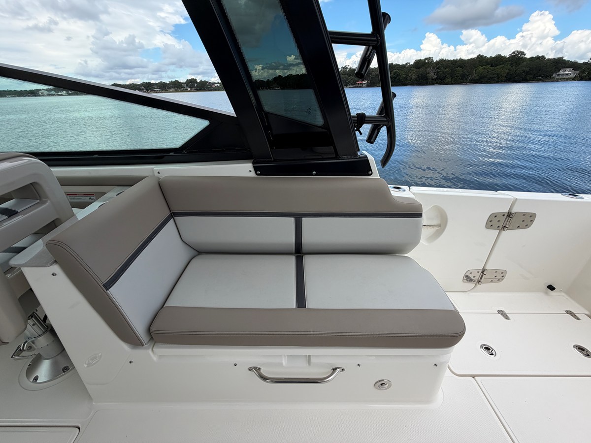 2026 Boston Whaler 330 Vantage 24
