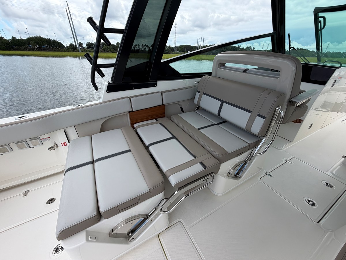 2026 Boston Whaler 330 Vantage 26
