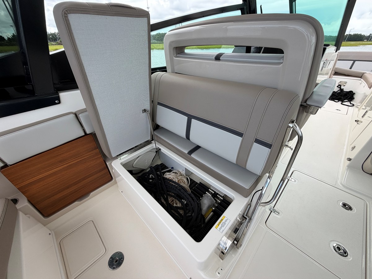 2026 Boston Whaler 330 Vantage 29