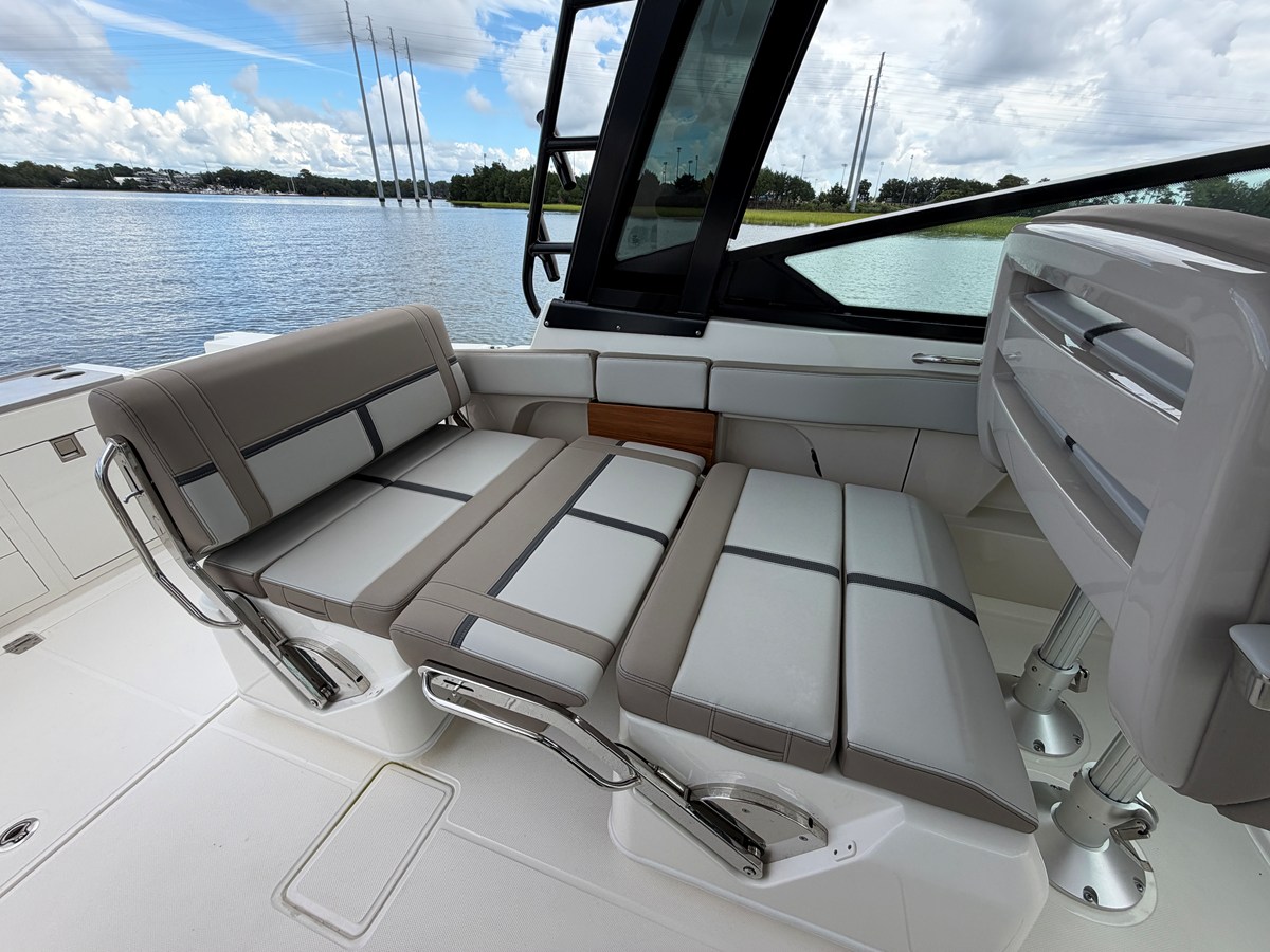 2026 Boston Whaler 330 Vantage 30