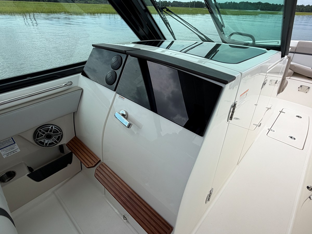 2026 Boston Whaler 330 Vantage 33