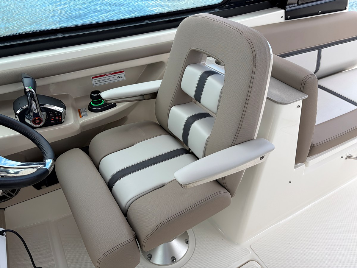 2026 Boston Whaler 330 Vantage 34