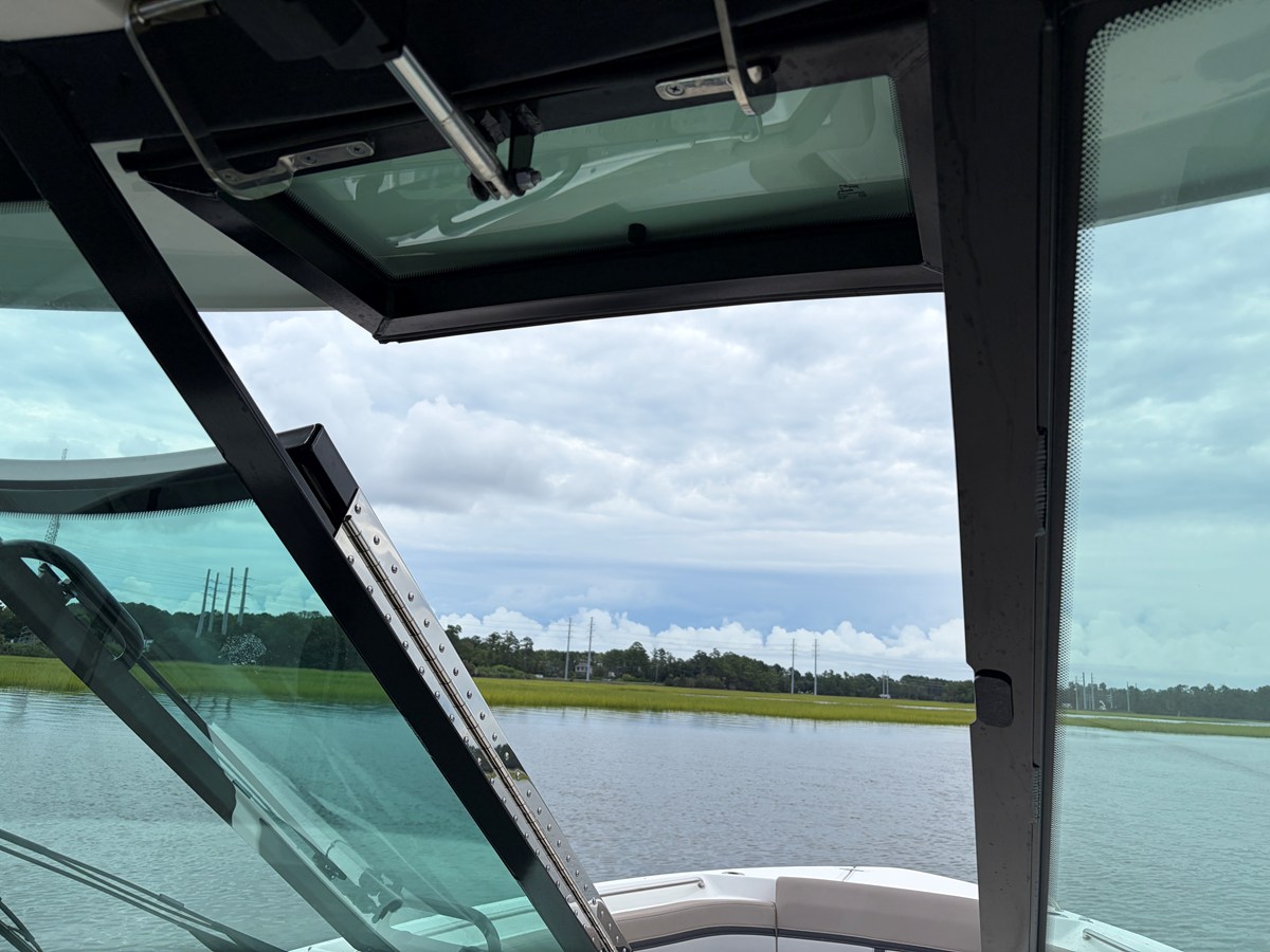 2026 Boston Whaler 330 Vantage 48