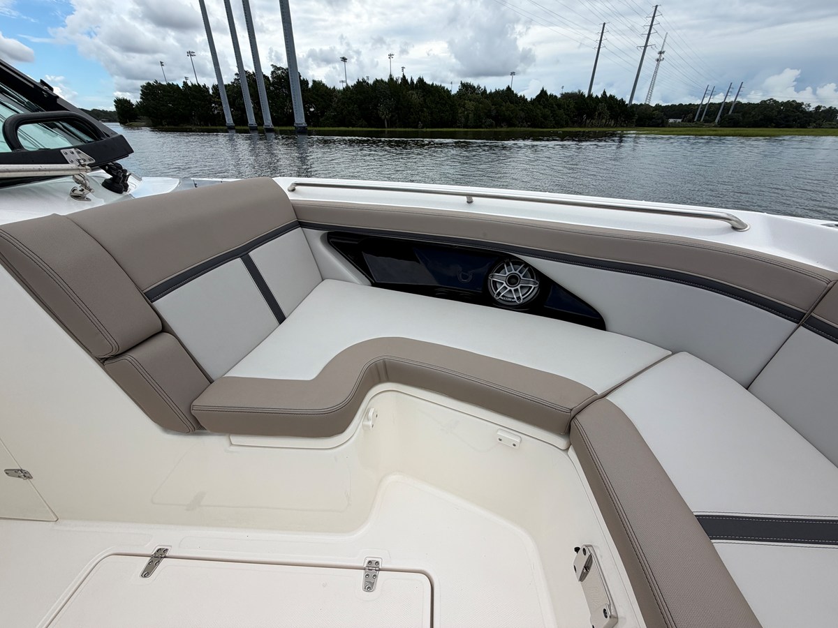 2026 Boston Whaler 330 Vantage 51