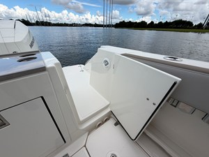 Boston Whaler 330 Vantage 7 2026 Boston Whaler 330 Vantage 8