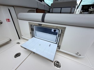 Boston Whaler 330 Vantage 24 2026 Boston Whaler 330 Vantage 25