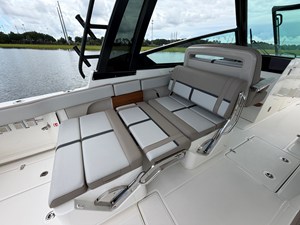 Boston Whaler 330 Vantage 25 2026 Boston Whaler 330 Vantage 26