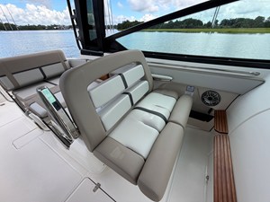 Boston Whaler 330 Vantage 30 2026 Boston Whaler 330 Vantage 31