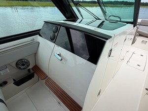 Boston Whaler 330 Vantage 32 2026 Boston Whaler 330 Vantage 33