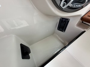 Boston Whaler 330 Vantage 36 2026 Boston Whaler 330 Vantage 37