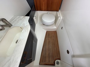 Boston Whaler 330 Vantage 41 2026 Boston Whaler 330 Vantage 42