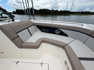 Boston Whaler 330 Vantage 50 2026 Boston Whaler 330 Vantage 51