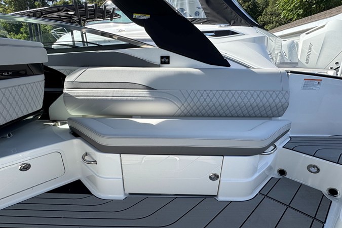 2026 Sea Ray SLX 280 Outboard 7