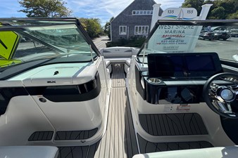 Sea Ray SLX 280 Outboard 23 2026 Sea Ray SLX 280 Outboard 24