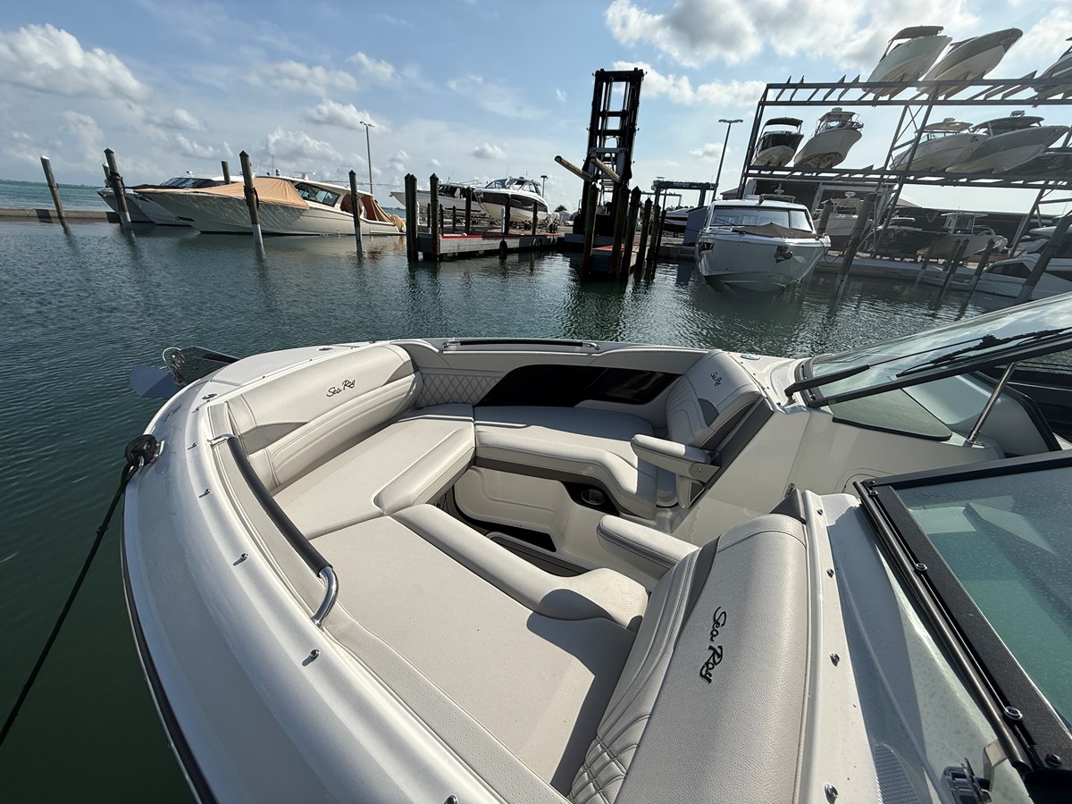 2026 Sea Ray SLX 260 Outboard 4