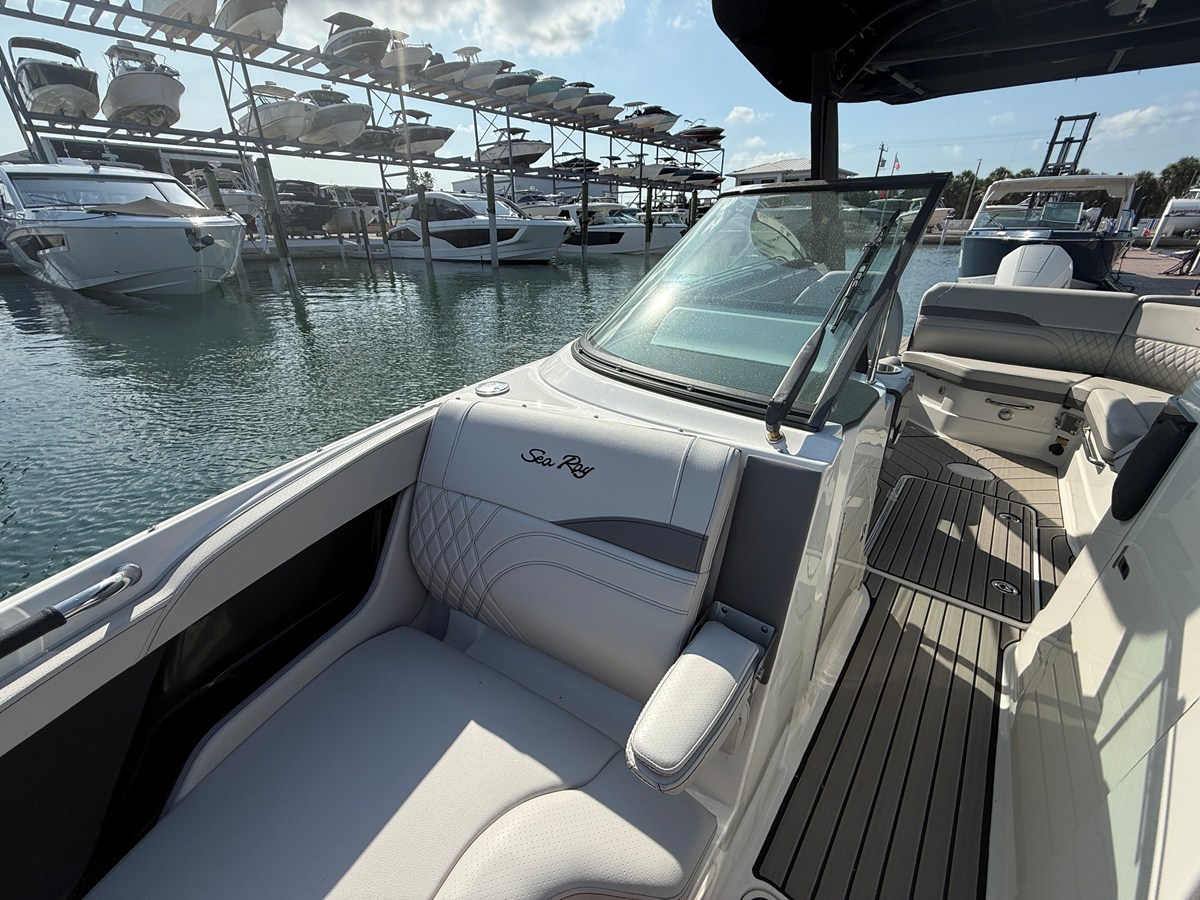 2026 Sea Ray SLX 260 Outboard 5