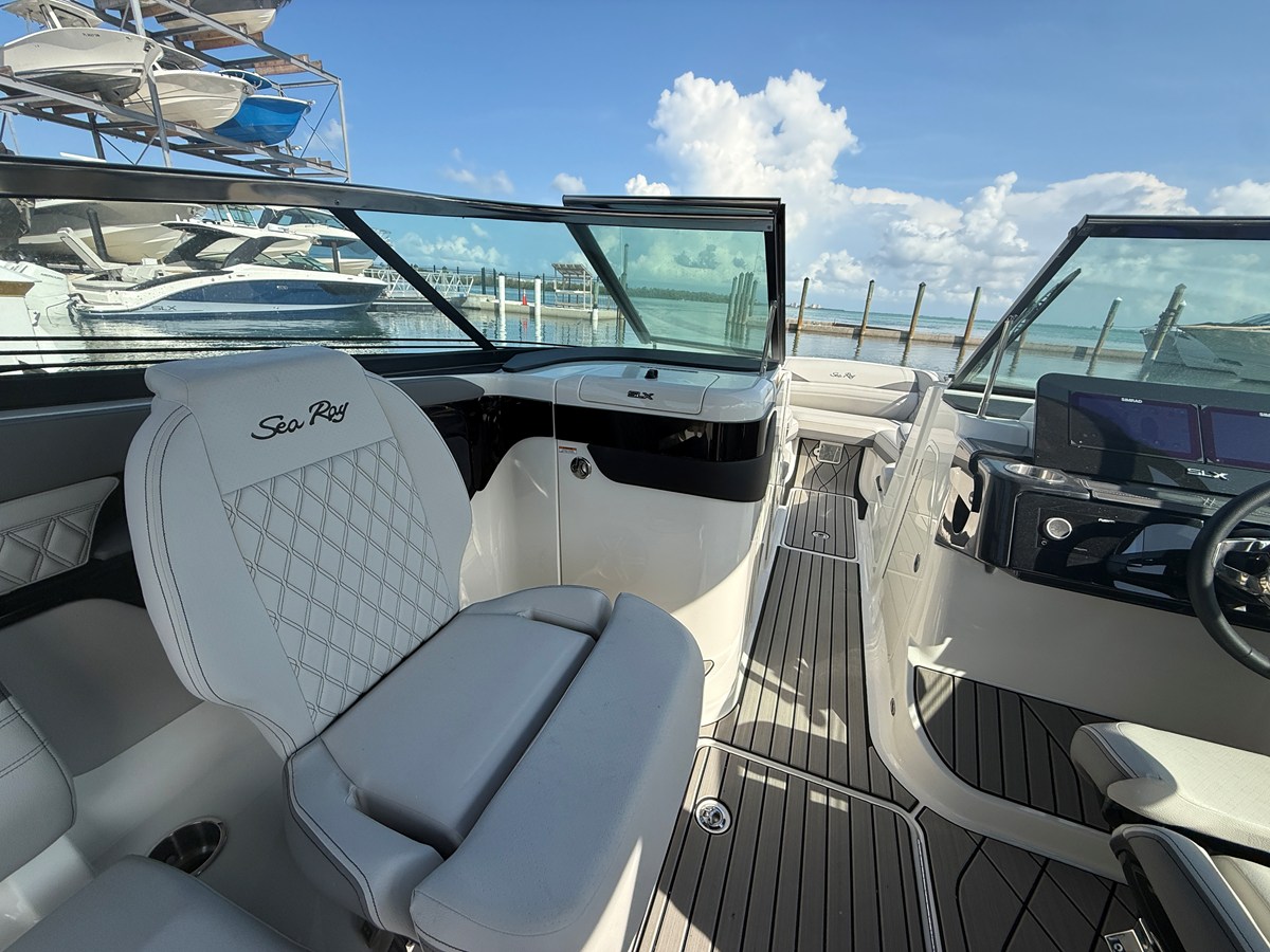 2026 Sea Ray SLX 260 Outboard 11