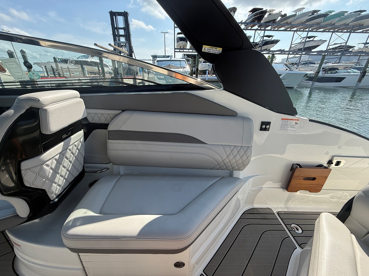 2026 Sea Ray SLX 260 Outboard 16