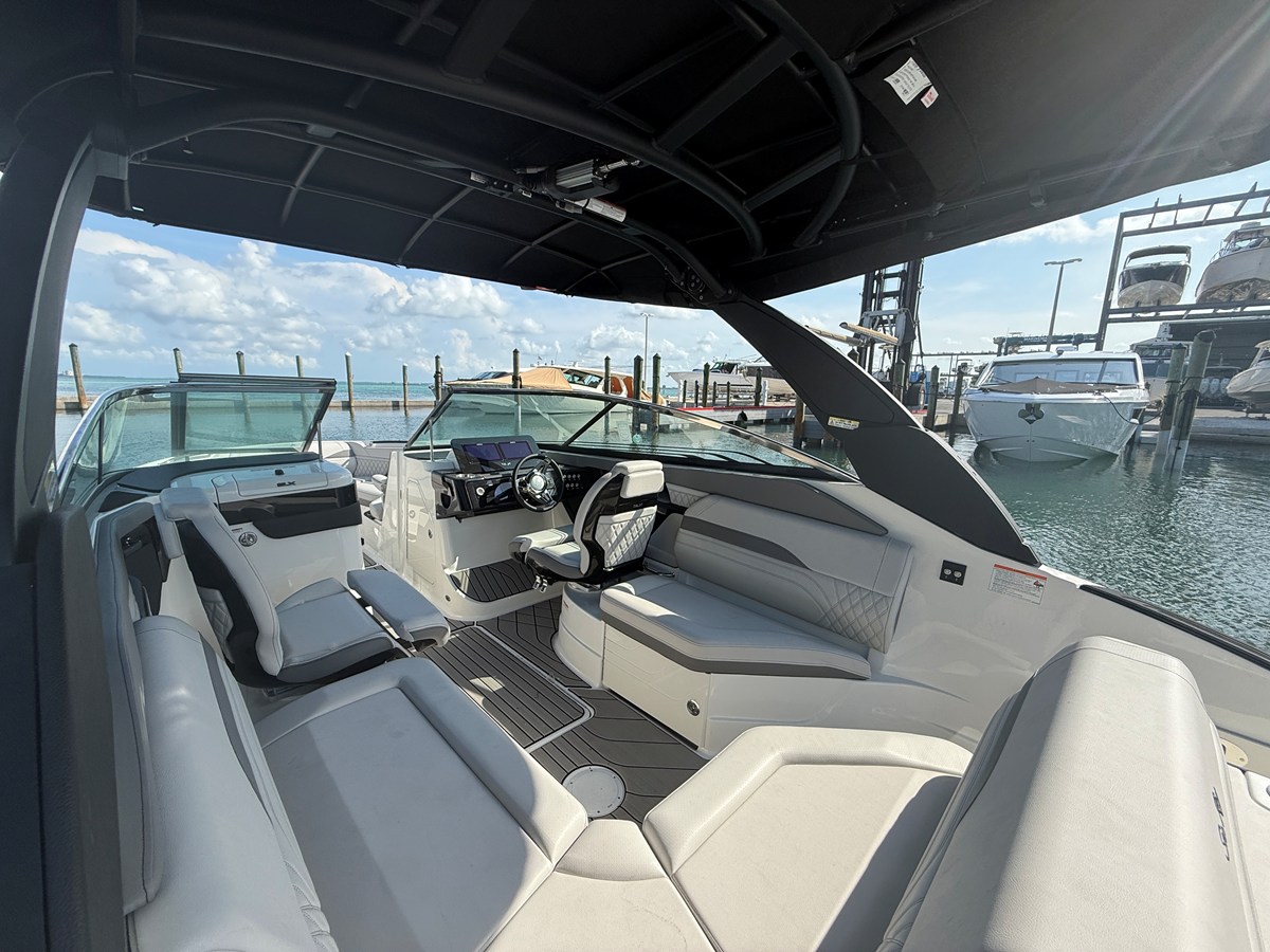 2026 Sea Ray SLX 260 Outboard 23