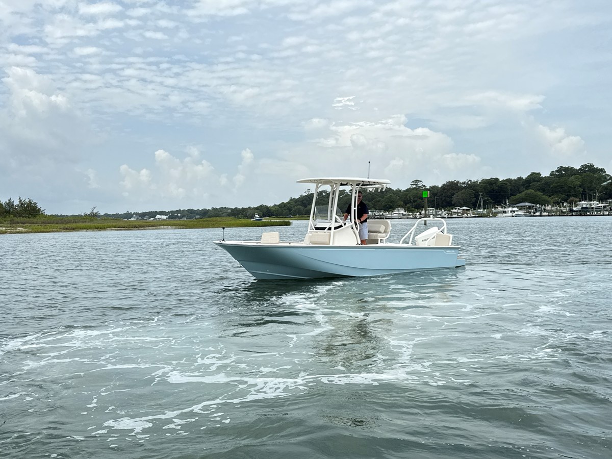 2027 Boston Whaler 210 Montauk 9
