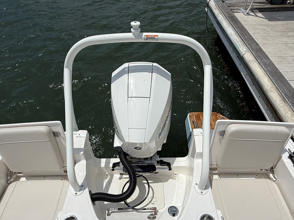 2027 Boston Whaler 210 Montauk 10