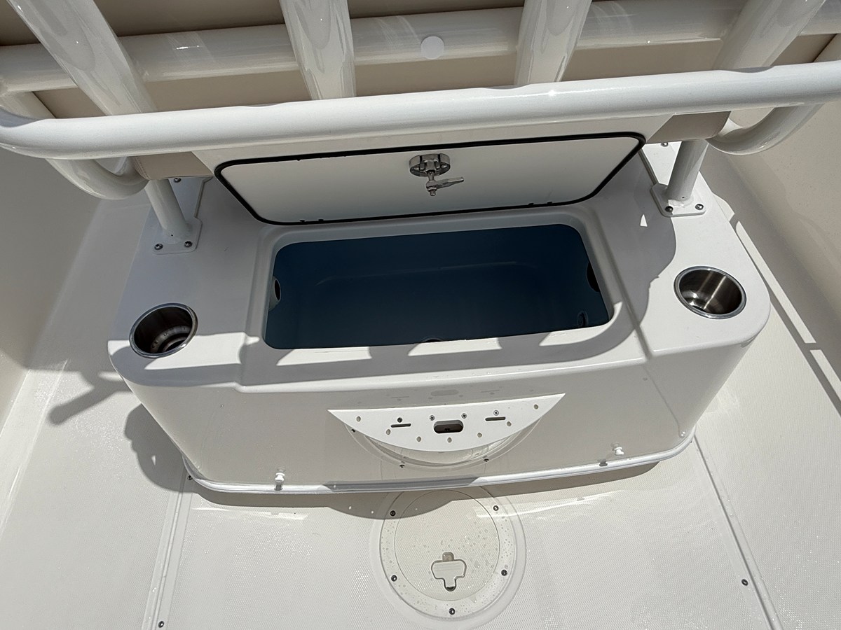 2027 Boston Whaler 210 Montauk 14