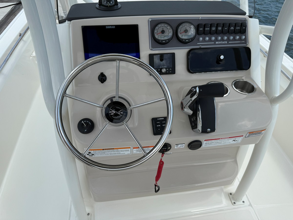 2027 Boston Whaler 210 Montauk 16
