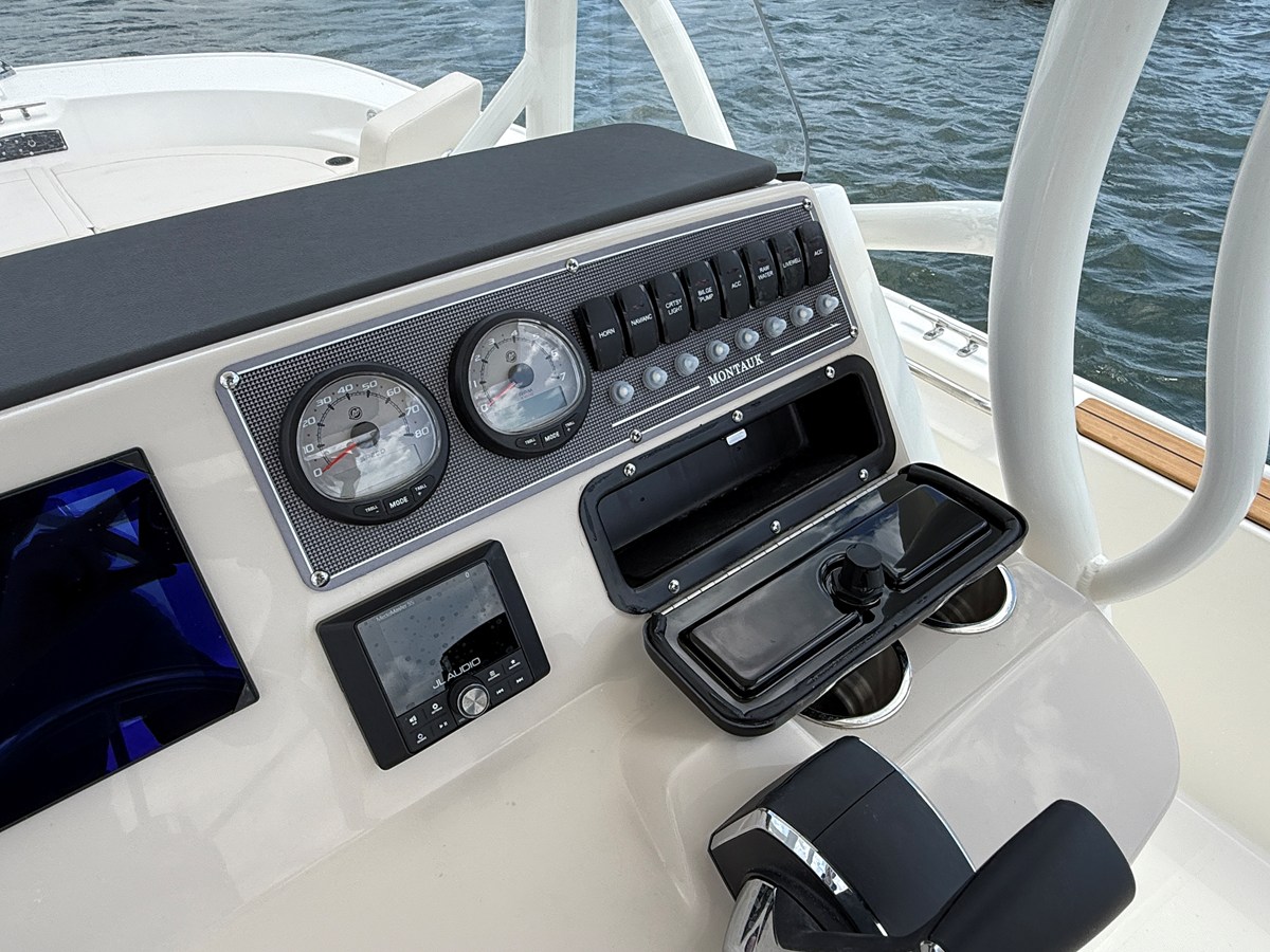 2027 Boston Whaler 210 Montauk 17