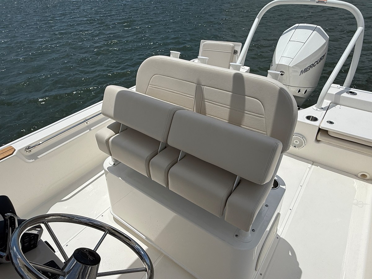 2027 Boston Whaler 210 Montauk 18