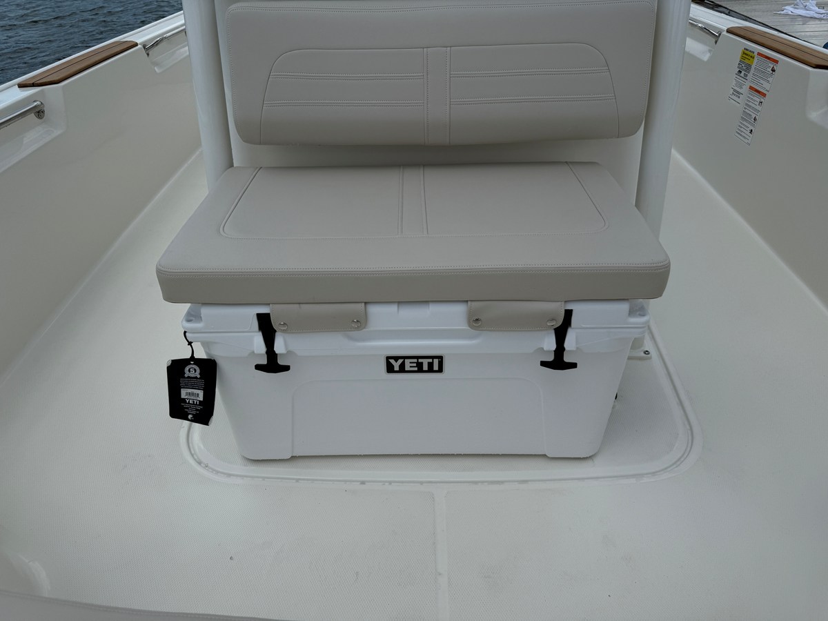 2027 Boston Whaler 210 Montauk 22