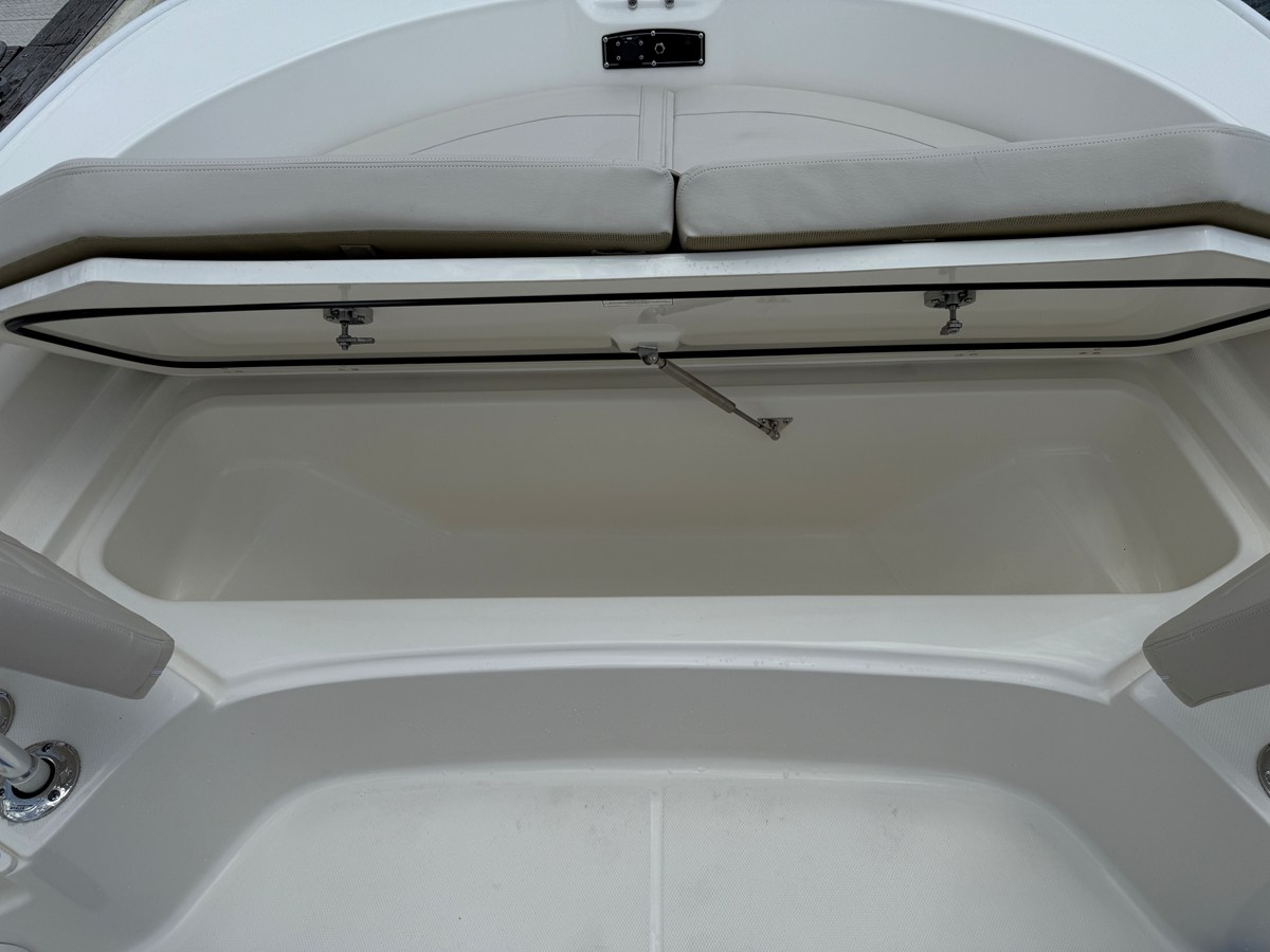 2027 Boston Whaler 210 Montauk 24