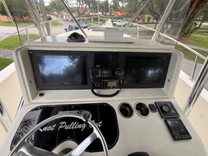 Pursuit 2870 CENTER CONSOLE 23 1999 Pursuit 2870 CENTER CONSOLE 24