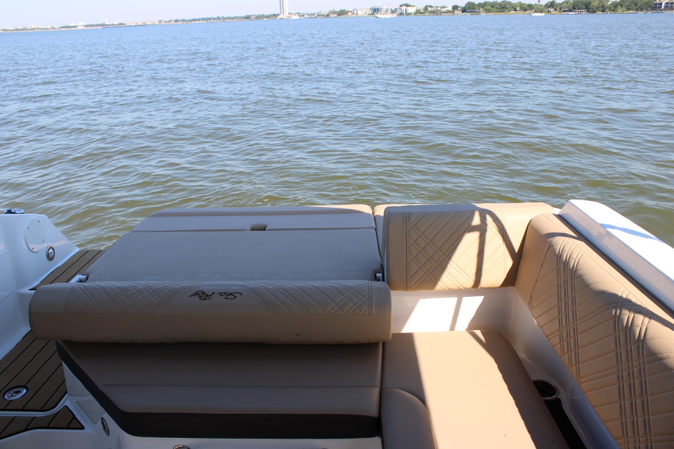 2026 Sea Ray SDX 230 33
