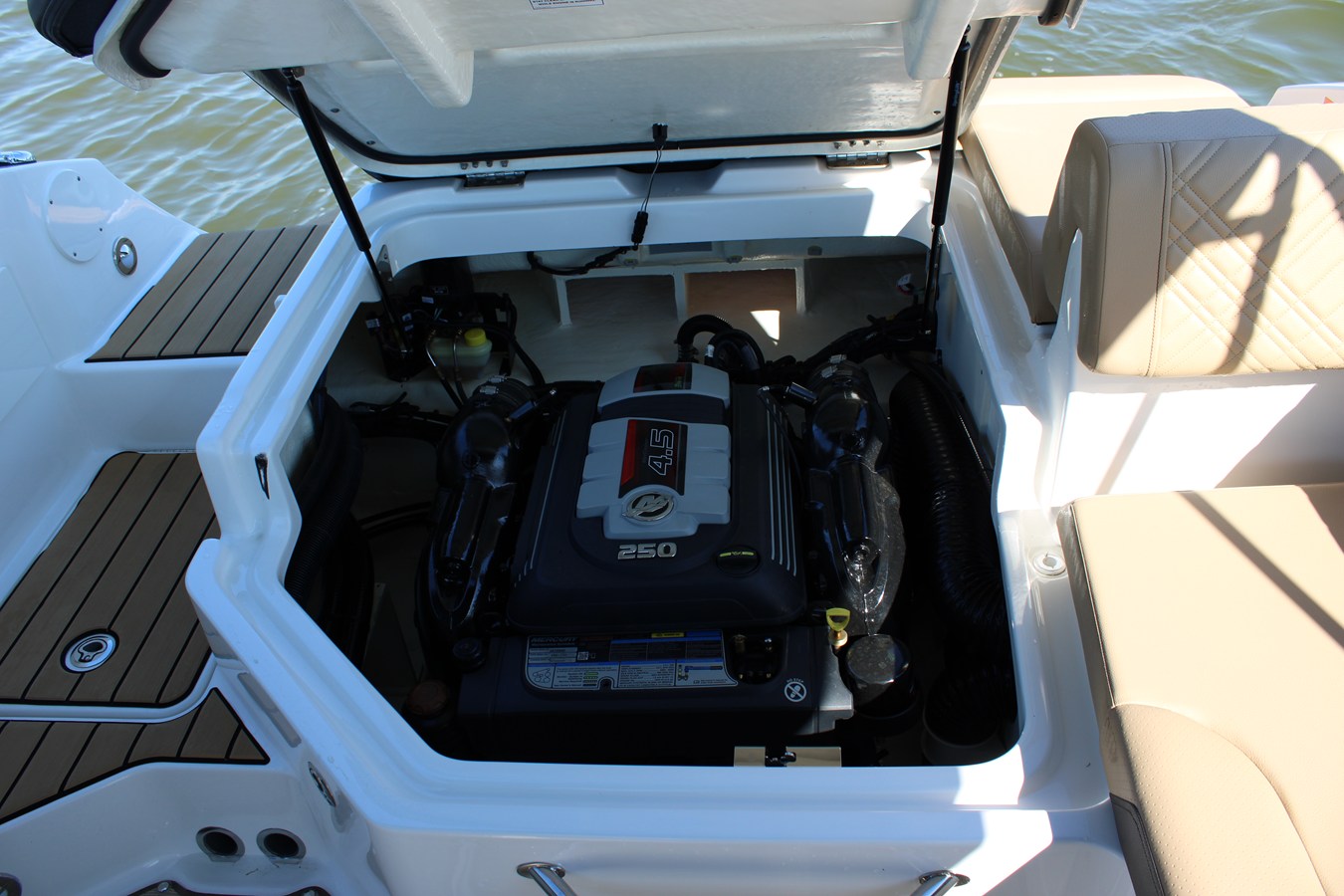 2026 Sea Ray SDX 230 36