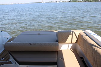 2026 Sea Ray SDX 230 33