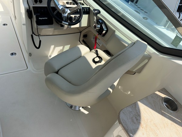 2022 Boston Whaler 240 VANTAGE 5
