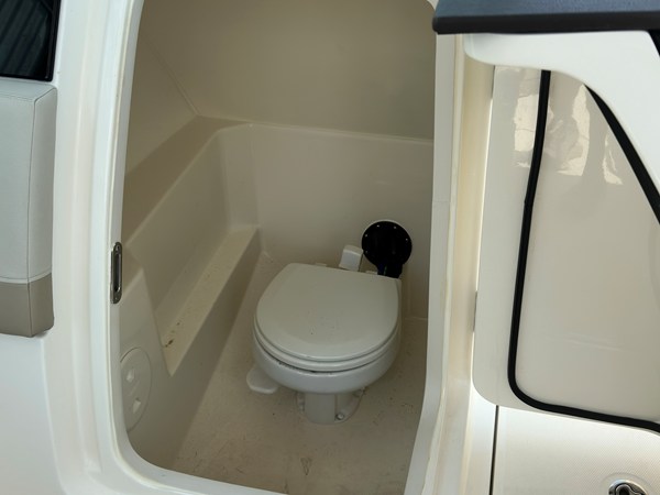2022 Boston Whaler 240 VANTAGE 11