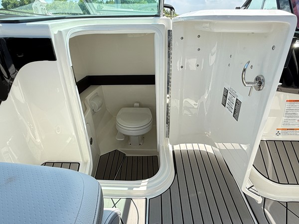 2027 Sea Ray SLX 280 Outboard 13