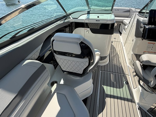 2027 Sea Ray SLX 280 Outboard 18