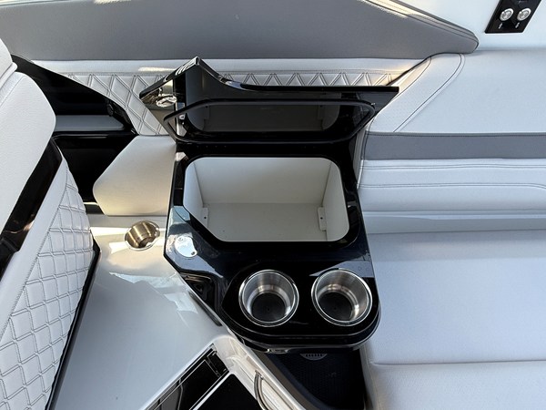2027 Sea Ray SLX 280 Outboard 21