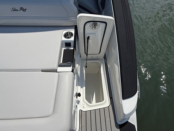 2027 Sea Ray SLX 280 Outboard 23